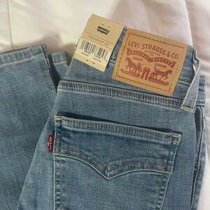 Levi’s 725 High-rise Bootcut Jeans NWT size 27